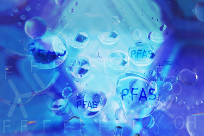 Devo preoccuparmi dei PFAS nell'acqua?